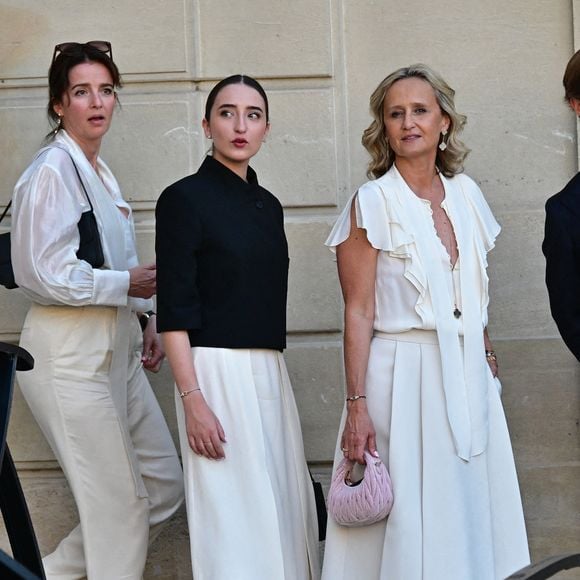 Venue assister à une remise de décoration, la journaliste star de France Télévisions a fait sensation au bras de ses deux enfants, Rosalie et Marceau.

Caroline Roux et ses enfants Rosalie et Marceau - Personnalités à la sortie de la cérémonie de remise de légion d'honneur de Jean-Paul Bigard, Pdg de l'entreprise éponyme, au palais de l'Elysée à Paris le 27 mai 2026.

© Christian Liewig / Bestimage