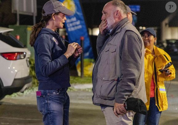 Jennifer Garner apporte son aide en participant à la World Central Kitchen qui sert des repas aux victimes des feux en Californie