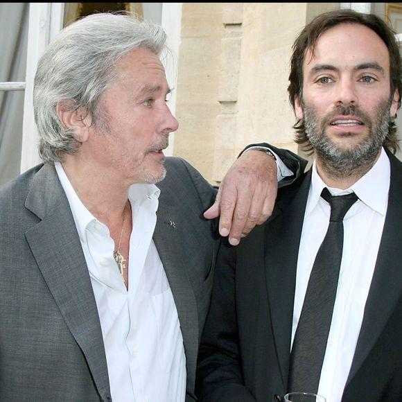 "Voilà en tout cas, je vous souhaite un bon dimanche, un bon début de dimanche et moi je suis là avec Loubo et Blue j'ai froid c'est magnifique", confie le papa de Lou, Liv et Alyson, avant de filmer l'une de ses chiennes

Archives : Anthony et Alain Delon à Matignon
OLIVIER BORDE / BESTIMAGE