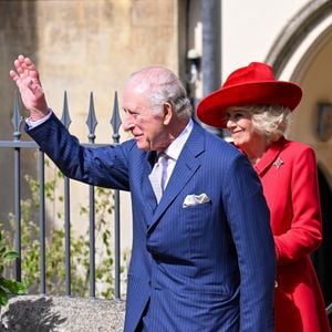 Le roi Charles III d'Angleterre et Camilla Parker Bowles, reine consort d'Angleterre - Les membres de la famille royale britannique assistent à l'office de Pâques à la chapelle Saint-Georges du château de Windsor, Royaume Uni, le 5 avril 2026. © Zak Hussein/Backgrid/Bestimage