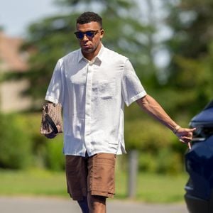 Kylian Mbappé - Les joueurs de l'équipe de France de football arrivent au centre d'entraînement de la Fédération française de football (FFF) à Clairefontaine-en-Yvelines, au sud-ouest de Paris, France, en vue de la Coupe du monde de la FIFA 2026, le 29 mai 2026. © Pierre Perusseau/Bestimage
