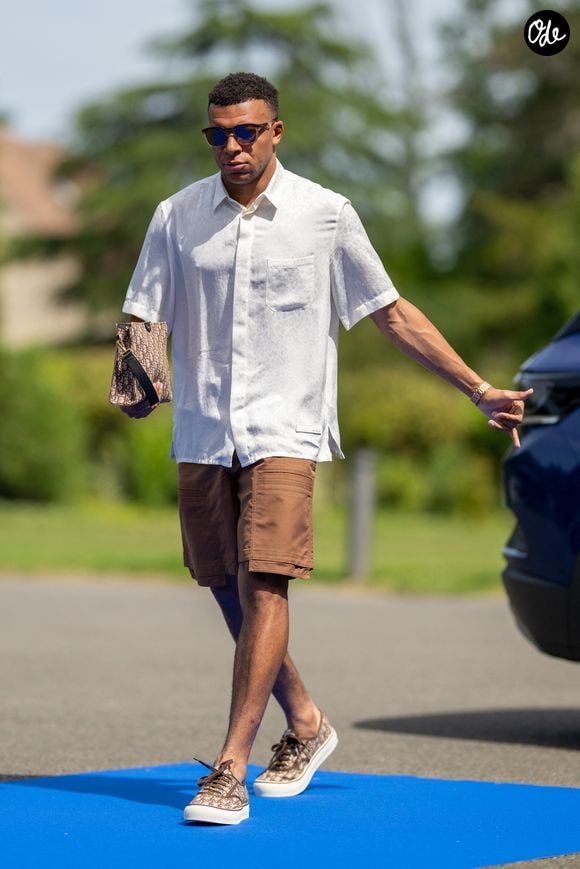Kylian Mbappé - Les joueurs de l'équipe de France de football arrivent au centre d'entraînement de la Fédération française de football (FFF) à Clairefontaine-en-Yvelines, au sud-ouest de Paris, France, en vue de la Coupe du monde de la FIFA 2026, le 29 mai 2026. © Pierre Perusseau/Bestimage