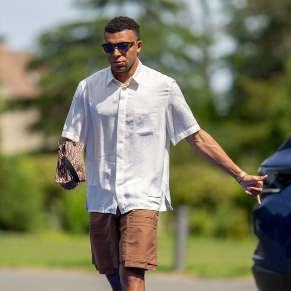 Kylian Mbappé - Les joueurs de l'équipe de France de football arrivent au centre d'entraînement de la Fédération française de football (FFF) à Clairefontaine-en-Yvelines, au sud-ouest de Paris, France, en vue de la Coupe du monde de la FIFA 2026, le 29 mai 2026. © Pierre Perusseau/Bestimage