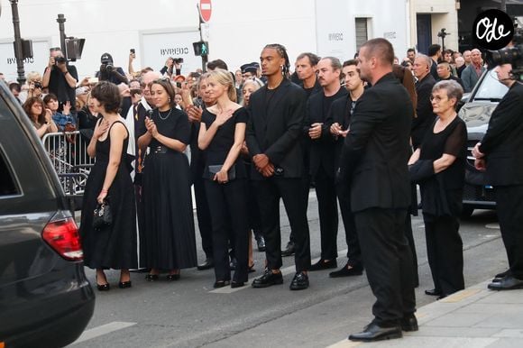 Manon Ardisson, Ninon Ardisson, Patrick Ardisson, Audrey Crespo-Mara et son fils Sékou, Gaston Ardisson - Sorties des obsèques de Thierry Ardisson en l’église Saint-Roch de Paris, France, le 17 juillet 2025. © Clovis-Jacovides/Bestimage