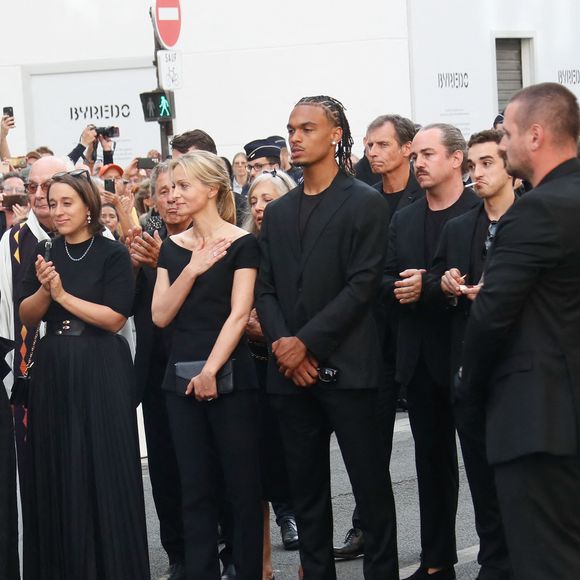 Manon Ardisson, Ninon Ardisson, Patrick Ardisson, Audrey Crespo-Mara et son fils Sékou, Gaston Ardisson - Sorties des obsèques de Thierry Ardisson en l’église Saint-Roch de Paris, France, le 17 juillet 2025. © Clovis-Jacovides/Bestimage