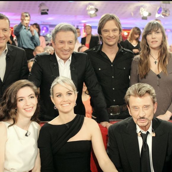 L'acteur tourne actuellement une série pour Netflix, baptisée "Johnny Biloute", dans laquelle il rend hommage au musicien

Dany Boon, son ex-femme Yaël, Michel Drucker, David Hallyday, Mathilde Seigner, Laeticia Hallyday et Johnny Hallyday dans l'émission "Vivement dimanche".
Crédit : DANIEL ANGELI - ALAIN GUIZARD / BESTIMAGE