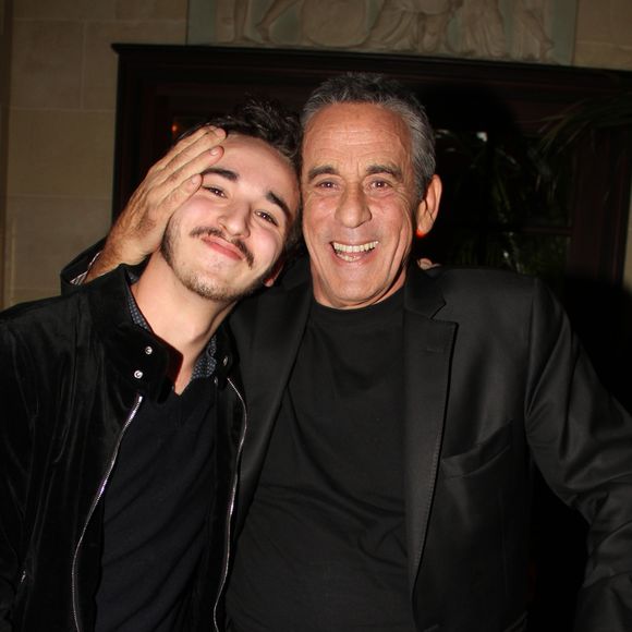 Après la mairie, c’est dans une somptueuse église que Gaston, le fils de Thierry Ardisson, a poursuivi les célébrations de son mariage.

Thierry Ardisson et son fils Gaston Ardisson lors du cocktail de lancement du magazine Façade à l'hôtel Costes à Paris, France. © Philippe Baldini/Bestimage