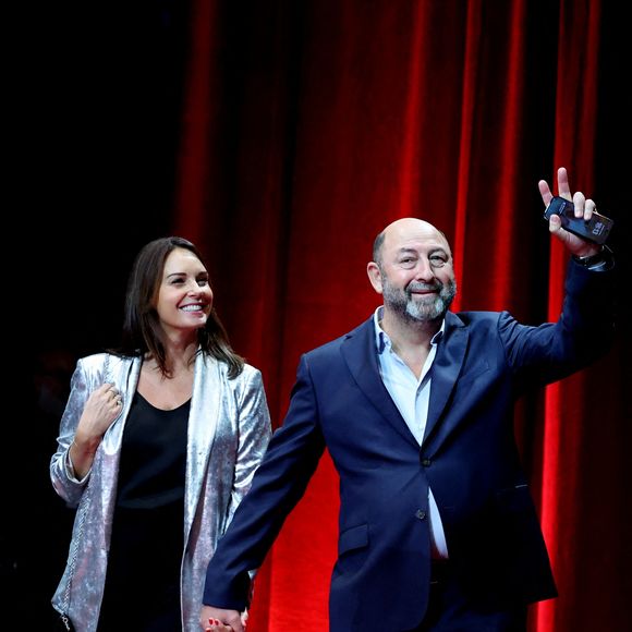 Au cours de la soirée, Kad Merad a d'ailleurs fait un véritable show en interprétant le titre "Pas de boogie woogie" sous les yeux des autres invités. 

Kad Merad et sa femme Julia Vignali - Cérémonie d'ouverture du 17ème Festival Lumière à la Halle Tony Garnier à Lyon, le 11 octobre 2025. © Dominique Jacovides / Bestimage