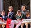 Le relève est brillante du côté de la famille princière monégasque
Raphael Elmaleh, Alexandre Casiraghi (Sacha), Maximilian Casiraghi, India Casiraghi, Beatrice Borromeo et Balthazar Casiraghi-Rassam - La famille princière de Monaco au balcon du palais, à l'occasion de la Fête Nationale de Monaco. © Jacovides-Bebert/Bestimage