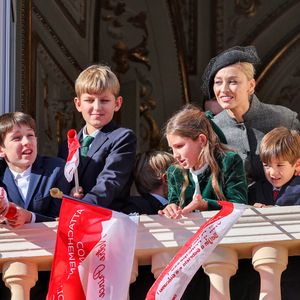 Le relève est brillante du côté de la famille princière monégasque
Raphael Elmaleh, Alexandre Casiraghi (Sacha), Maximilian Casiraghi, India Casiraghi, Beatrice Borromeo et Balthazar Casiraghi-Rassam - La famille princière de Monaco au balcon du palais, à l'occasion de la Fête Nationale de Monaco. © Jacovides-Bebert/Bestimage