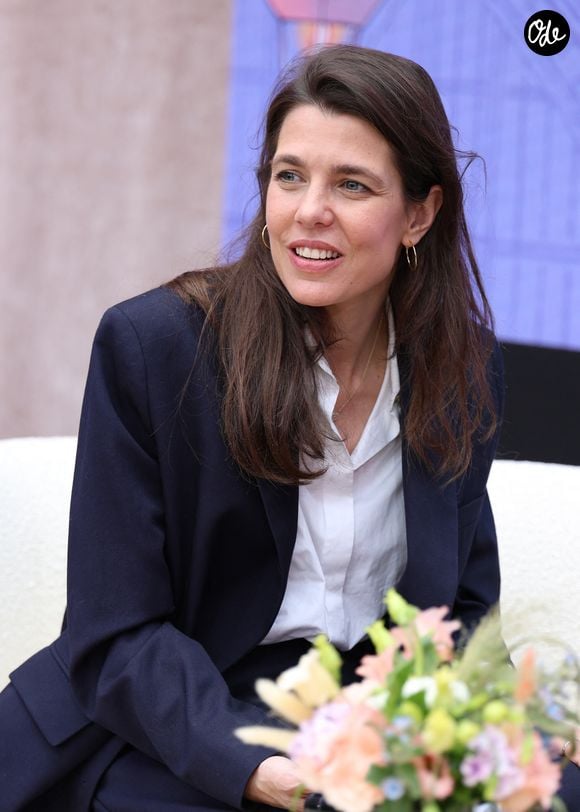 Charlotte Casiraghi assiste au 5e Festival du livre de Paris au Grand Palais à Paris, en France, le 17 avril 2026. 

© Denis Guignebourg/Bestimage