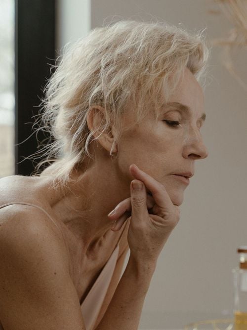 Melany C, maquilleuse : "Pour éviter de paraître plus âgée, n’appliquez pas votre fond de teint sans avoir préalablement utilisé une crème hydratante"
