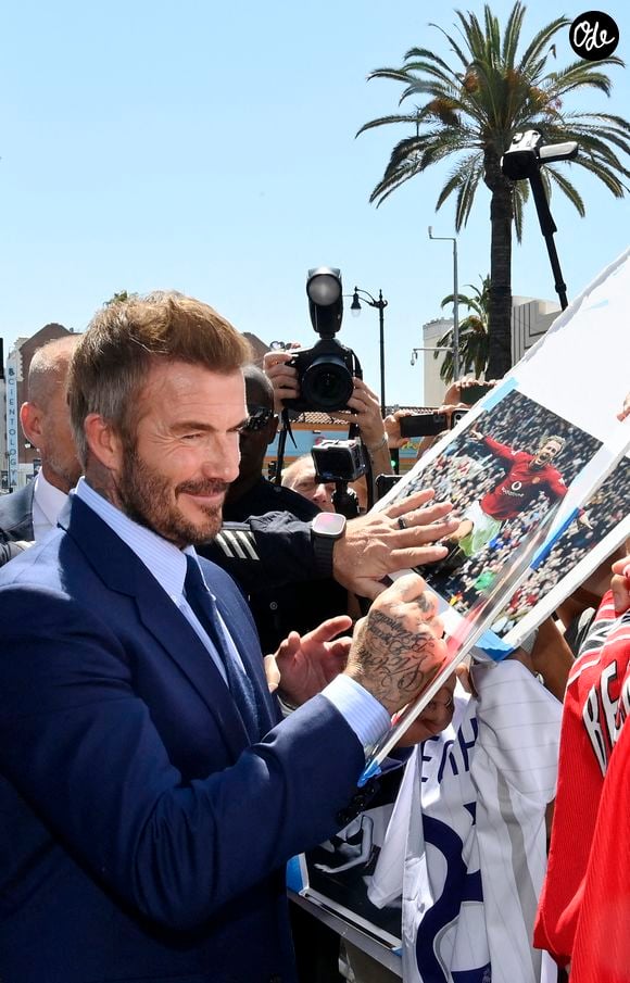 La star britannique du football David Beckham signe des autographes lors d'une cérémonie d'inauguration en son honneur, à l'occasion de l'ajout de la 2 849e étoile sur le Hollywood Walk of Fame à Los Angeles, le vendredi 12 juin 2026. Photo de Jim Ruymen/UPI/ABACAPRESS.COM