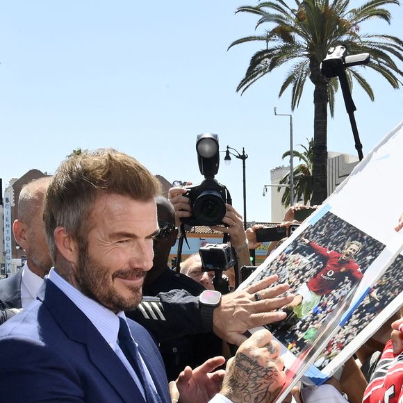 La star britannique du football David Beckham signe des autographes lors d'une cérémonie d'inauguration en son honneur, à l'occasion de l'ajout de la 2 849e étoile sur le Hollywood Walk of Fame à Los Angeles, le vendredi 12 juin 2026. Photo de Jim Ruymen/UPI/ABACAPRESS.COM