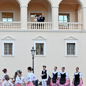 Le prince Albert II de Monaco, la princesse Charlène de Monaco, le prince héréditaire Jacques de Monaco, marquis des Baux, la princesse Gabriella de Monaco, comtesse de Carladès, lors de la célébration de la fête de la Saint Jean sur la Place du Palais princier de Monaco, le 23 juin 2026. La Saint Jean est à l'origine une fête païenne puis chrétienne. Pour les païens, c'était une fête qui célébrait les moissons. Une fois christianisée, cette fête est devenue celle du solstice d'été et donc la fête de la lumière. © Bruno Bebert / Bestimage