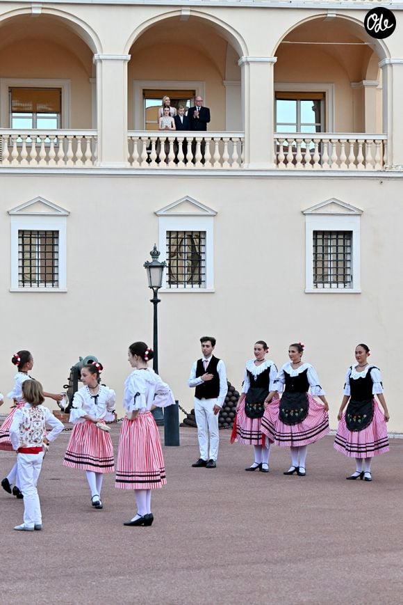 Le prince Albert II de Monaco, la princesse Charlène de Monaco, le prince héréditaire Jacques de Monaco, marquis des Baux, la princesse Gabriella de Monaco, comtesse de Carladès, lors de la célébration de la fête de la Saint Jean sur la Place du Palais princier de Monaco, le 23 juin 2026. La Saint Jean est à l'origine une fête païenne puis chrétienne. Pour les païens, c'était une fête qui célébrait les moissons. Une fois christianisée, cette fête est devenue celle du solstice d'été et donc la fête de la lumière. © Bruno Bebert / Bestimage