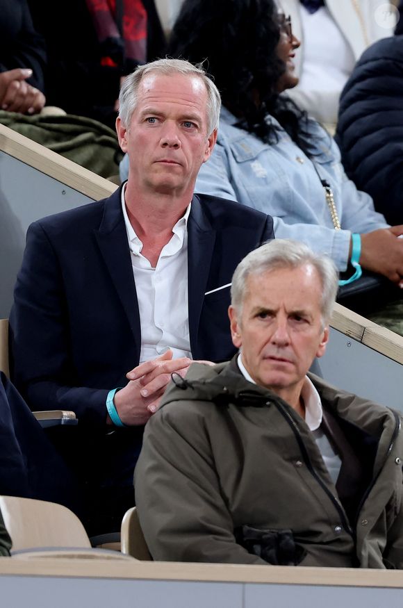 Julien Arnaud, Bernard de La Villardière dans les tribunes lors des Internationaux de France de Tennis de Roland Garros 2025, à Paris, France, le 4 juin 2025. © Jacovides-Moreau/Bestimage
