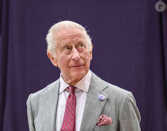 Le roi Charles III lors de sa visite pour l'ouverture officielle du nouvel hôpital de l'université métropolitaine de Midland à Birmingham. © PA Photos/ABACA