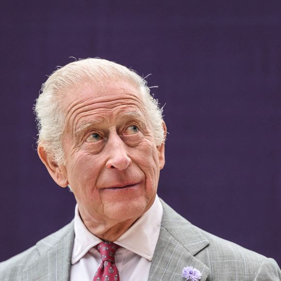 Le roi Charles III lors de sa visite pour l'ouverture officielle du nouvel hôpital de l'université métropolitaine de Midland à Birmingham. © PA Photos/ABACA