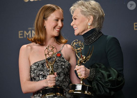 Hannah Einbinder et Jean Smart tiennent l'Emmy de la meilleure actrice dans une série comique et de la meilleure actrice dans une série comique pour "Hacks", dans les coulisses de la 77e cérémonie annuelle des Primetime Emmy Awards au Peacock Theater à Los Angeles, le dimanche 14 septembre 2025. Photo par Chris Chew/UPI/ABACAPRESS.COM.