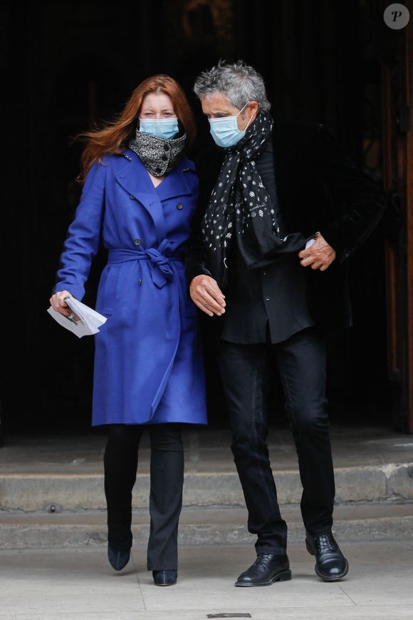 Exclusif - Julien Clerc et sa femme Hélène Grémillon - Sorties de la messe hommage à Jean-Loup Dabadie en l'église Saint-Germain-des-Prés à Paris le 23 septembre 2020.