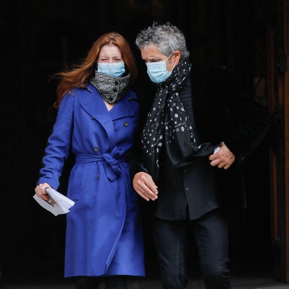 Exclusif - Julien Clerc et sa femme Hélène Grémillon - Sorties de la messe hommage à Jean-Loup Dabadie en l'église Saint-Germain-des-Prés à Paris le 23 septembre 2020.