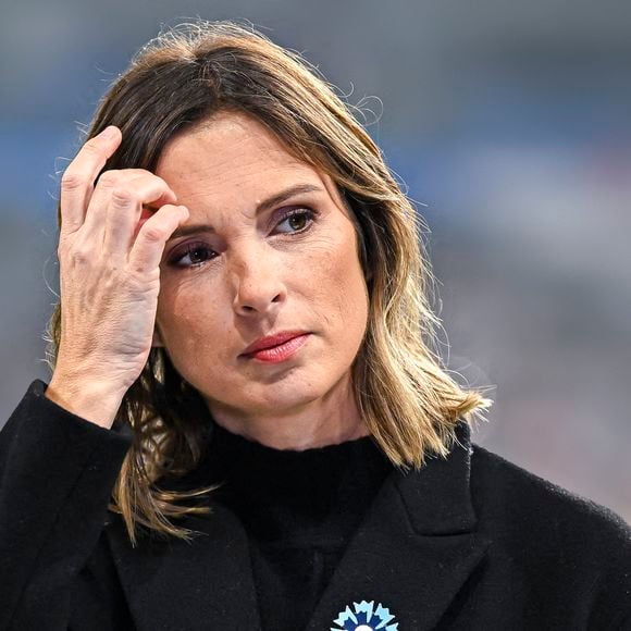 Si elle est parvenue à s'en sortir, Isabelle Ithurburu a toutefois confessé ne pas avoir su gérer une chose : "Ce qui a été le plus complexe, c’est un sujet qui se coupe avant la fin. La caméra est revenue sur moi et j’ai eu un petit rictus qu’il ne faut pas que j’aie".

Isabelle Ithurburu, journaliste pour TF1, lors du match de rugby des Autumn Nations Series entre la France et le Japon, au Stade de France à Saint-Denis, près de Paris, le 9 novembre 2024. Photo de Victor Joly/ABACAPRESS.COM