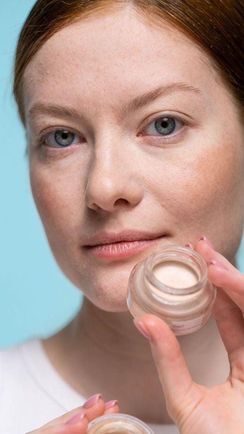 Fond de teint, sérum ou crème teintée : lequel adopter après 50 ans ?