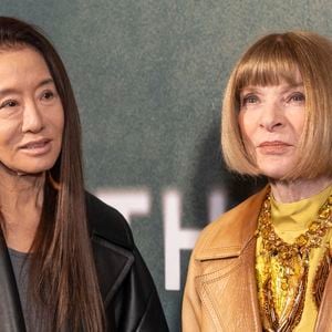 Vera Wang est l'une des icônes de la mode américaine. Après avoir été patineuse artistique, elle a rejoint au début des années 1970 la rédaction du magazine "Vogue", popularisé par Anna Wintour.

Vera Wang et Anna Wintour à la soirée "The Last Five Years" à New York le 6 avril 2025. © Lev Radin/ZUMA Press Wire