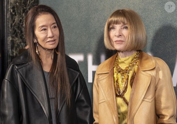 Vera Wang est l'une des icônes de la mode américaine. Après avoir été patineuse artistique, elle a rejoint au début des années 1970 la rédaction du magazine "Vogue", popularisé par Anna Wintour.

Vera Wang et Anna Wintour à la soirée "The Last Five Years" à New York le 6 avril 2025. © Lev Radin/ZUMA Press Wire
