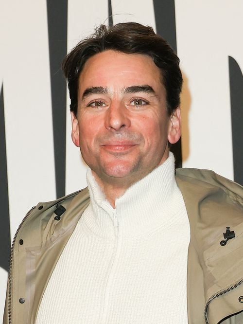 Loin des plateaux télé, Julian Bugier sort de sa zone de confort et s'offre un grand saut dans l'inconnu