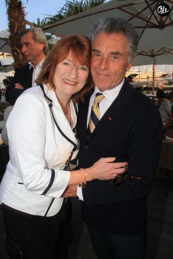 Âgée de 17 ans de moins que son mari, la metteuse en scène  s'est confiée à Gala.fr sur leur différence d'âge.

Muriel Mayette-Holtz et son mari Gérard Holtz à la remise du 27ème Prix François Chalais à la maison France télévision x Brut lors du 76ème Festival International du Film de Cannes, France le 26 Mai 2023. Photo par BALDINI / BESTIMAGE