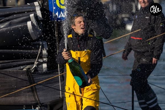 Le skipper de Macif Charlie Dalin remporte la dixième édition du tour du monde en solitaire Vendée Globe en pulvérisant le record de l’épreuve en 64 jours, 19 heures 22 minutes et 49 secondes aux Sables-d'Olonne, France, le 14 janvier 2025. © Alexis Courcoux/Psnewz/Bestimage