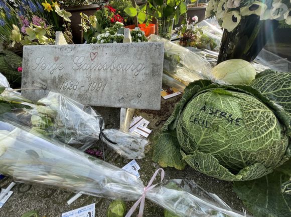 Illustration de la tombe de Serge Gainsbourg au cimetière du Montparnasse dans le 14ème arrondissement de Paris lors du 30ème anniversaire de sa mort, à Paris, France, le 2 mars 2021. © Christophe Clovis/Bestimage