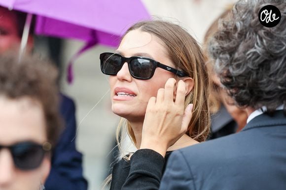 Héloïse Agostinelli, la fille de la défunte - Sortie des obsèques de Mathilde Favier en l'église Saint-Sulpice à Paris le 31 aout 2026. © Dominique Jacovides-Cyril Moreau/Bestimage