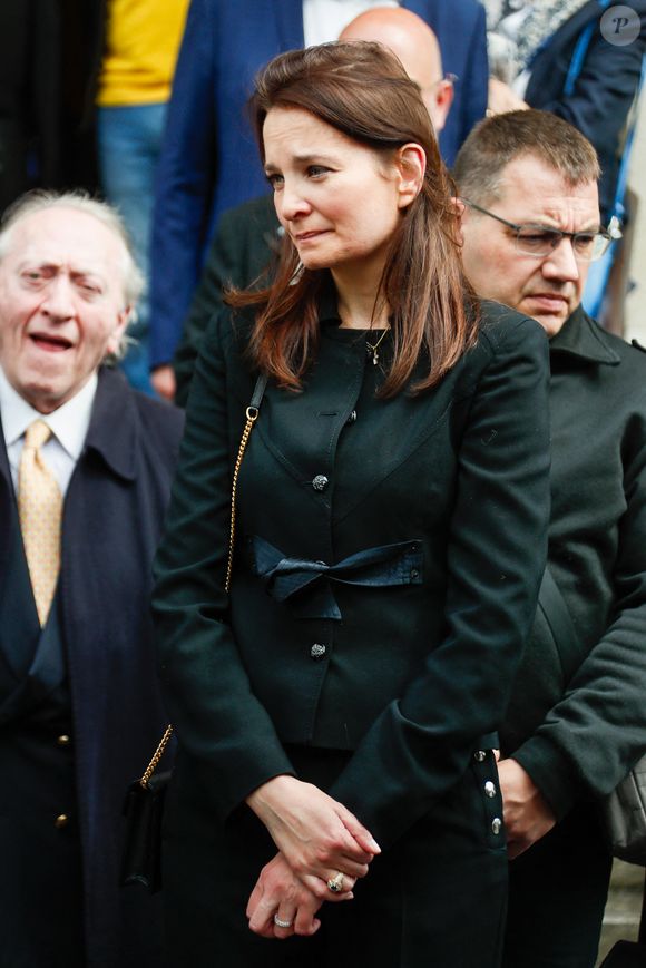La veuve Patricia Ibach (Patricia Munoz) à la sortie des obsèques du producteur Humbert Ibach (Mémé Ibach), figure du disque et de la TV des années 70/90, en l’église Notre Dame d’Auteuil à Paris, France, le 12 mai 2025. © Christophe Clovis/Bestimage