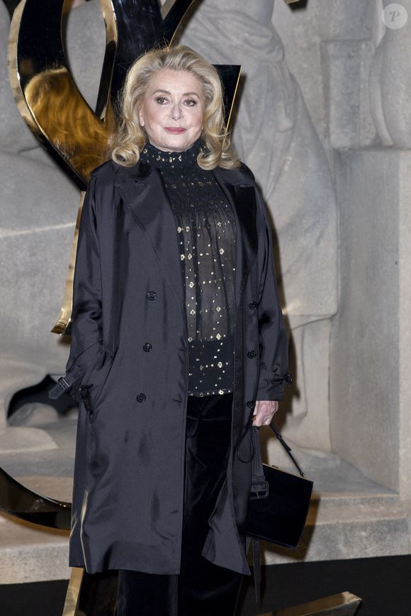 Catherine Deneuve - Photocall du Défilé de mode Saint Laurent Collection Printemps-Été 2026 dans le cadre de la Fashion Week de Paris, France, le 29 septembre 2025.
 
© Olivier Borde / Bestimage