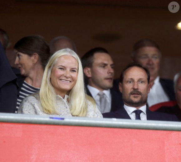 Il s'agit d'une fibrose pulmonaire chronique pour laquelle elle doit suivre un lourd traitement.

Le prince héritier Haakon et la princesse héritière Mette-Marit assistent au match international de football masculin entre la Norvège et la Moldavie au stade Ullevaal le 9 septembre 2025. © Action Press / Bestimage