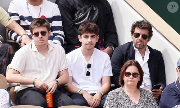 Patrick Bruel et ses fils Oscar et Léon dans les tribunes lors des Internationaux de France de Tennis de Roland Garros 2025. Paris, le 1er Juin 2025. © Dominique Jacovides/Bestimage