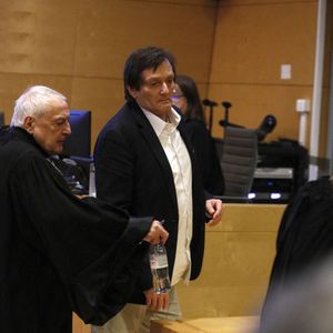 Pierre Palmade au tribunal de Melun avec ses avocats pour son procès pour blessures involontaires à la suite d'un accident de la route en février 2023 dans lequel sa voiture a percuté un autre véhicule à Melun. Le 20 novembre 2024. © Christophe Clovis / Bestimage