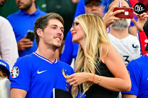 Dylan Deschamps et sa fiancée Mathilde Cappelaere dans les tribunes de la demi-finale du Championnat d'Europe de football, le 9 juillet 2024. 

© Bestimage