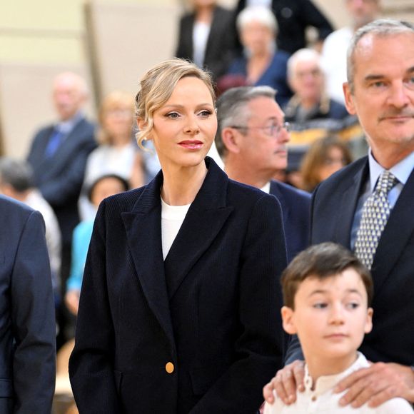 La princesse Charlene de Monaco a rendu hommage à la présidente et fondatrice de Special Olympics Monaco en baptisant un gymnase scolaire du Stade Louis II de son nom, Mireille Calmes, en présence de son fils Jean François Calmes et son petit fils Anton, le 18 octobre 2025. © Bruno Bebert/Bestimage