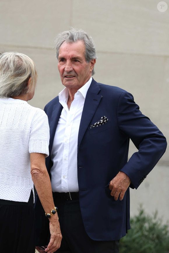 "Après trois saisons sur Sud Radio, Jean-Jacques Bourdin et la direction de la station ont décidé de ne pas poursuivre leur collaboration. Sud Radio le remercie chaleureusement pour son professionnalisme et son engagement au cours de ces trois années".

Jean-Jacques Bourdin - Obsèques de P.Laffont dans la salle de la Coupole du cimetière du Père-Lachaise à Paris, le 23 août 2024. 
© Dominique Jacovides / Bestimage