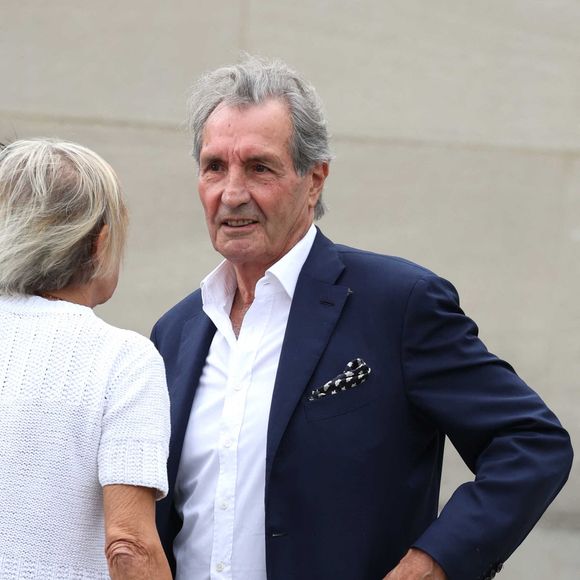 "Après trois saisons sur Sud Radio, Jean-Jacques Bourdin et la direction de la station ont décidé de ne pas poursuivre leur collaboration. Sud Radio le remercie chaleureusement pour son professionnalisme et son engagement au cours de ces trois années".

Jean-Jacques Bourdin - Obsèques de P.Laffont dans la salle de la Coupole du cimetière du Père-Lachaise à Paris, le 23 août 2024. 
© Dominique Jacovides / Bestimage