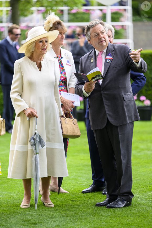 26 juillet 2025 : Les membres de la famille royale assistent au King George Day à l’hippodrome d’Ascot. Sur la photo : la reine Camilla (Camilla Parker Bowles, reine consort d’Angleterre). Lieu : Ascot, Royaume-Uni. Date : 26 juillet 2025. Crédit : Cover Images (Crédit photo : © Cover Images via ZUMA Press / Bestimage).