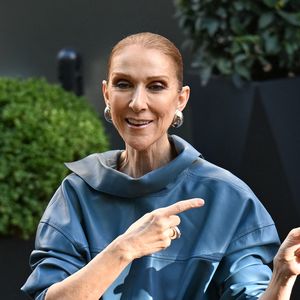 De retour sur scène après six ans d'absence, Céline Dion enflamme aussi les rues de Paris avec des tenues scrutées à chaque sortie.

Céline Dion avec ses fans devant son hôtel, le Royal Monceau à Paris, France© Lionel Urman/Bestimage