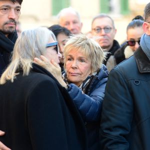 C'est le visage marqué que Véronique Jannot s'est rendue ce lundi aux obsèques du chef Clément Bruno, fondateur du mythique restaurant Chez Bruno, en l'église Saint-Martin de Lorgues, dans le Var. Elle a notamment été aperçue en train de réconforter la femme du défunt.

Véronique Jeannot console la femme du défunt - Obsèques du chef Clément Bruno en la collégiale Saint-Martin de Lorgues, France. © Alain Brun-Jacob/Bestimage