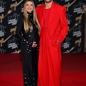 Amir et sa femme Lital, enceinte de leur troisième enfant, au photocall de la 26ème édition des NRJ Music Awards à Cannes, le 1er novembre 2024. Mariés depuis dix ans, Amir et Lital Haddad vont prochainement agrandir la famille, déjà composée de leurs enfants, Mikhaël et Or. 
© Bebert / Guignebourg / Bestimage