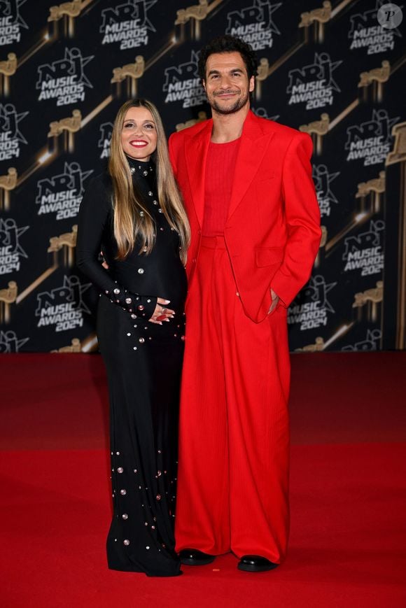 Amir et sa femme Lital, enceinte de leur troisième enfant, au photocall de la 26ème édition des NRJ Music Awards à Cannes, le 1er novembre 2024. Mariés depuis dix ans, Amir et Lital Haddad vont prochainement agrandir la famille, déjà composée de leurs enfants, Mikhaël et Or. 
© Bebert / Guignebourg / Bestimage