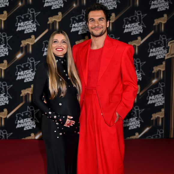 Amir et sa femme Lital, enceinte de leur troisième enfant, au photocall de la 26ème édition des NRJ Music Awards à Cannes, le 1er novembre 2024. Mariés depuis dix ans, Amir et Lital Haddad vont prochainement agrandir la famille, déjà composée de leurs enfants, Mikhaël et Or. 
© Bebert / Guignebourg / Bestimage